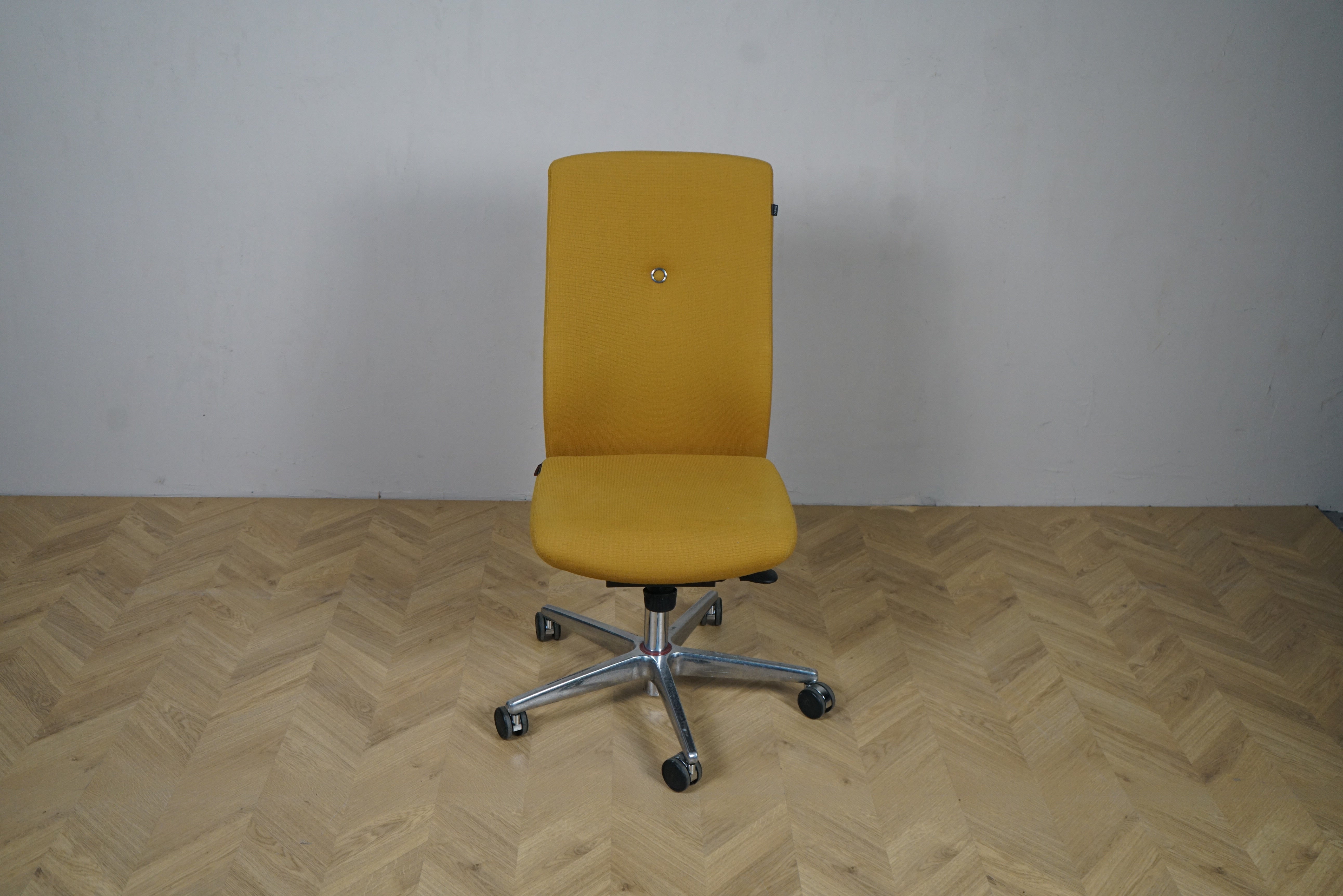 Savo XO ergonomisk kontorstol uden armlæn i karrygul Fame set forfra